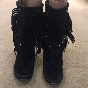 Minnetonka black boots size 8